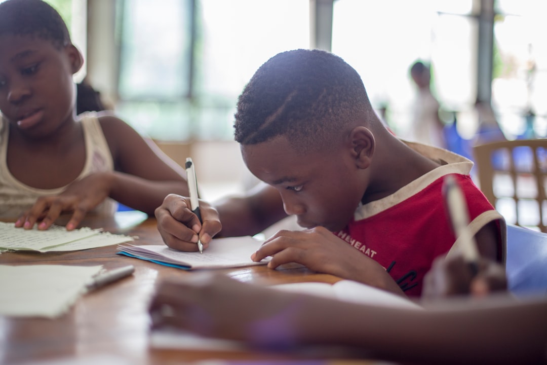 Services-01 Los niños de Guinea Ecuatorial se levantan cada día bajo una realidad que no es nada fácil.rnrnEn el barrio Patio Pérez de Malabo, surge Verano Útil, una iniciativa para niños y niñas que busca ser un espacio de encuentro y de unión; una forma de ofrecer unas vacaciones diferentes a los que no tie- nen otras oportunidades; una opción para no estar en la calle, en un entorno peligroso, y un momento en el que poder divertirse y convivir con otros.rnrnVerano 2018.
